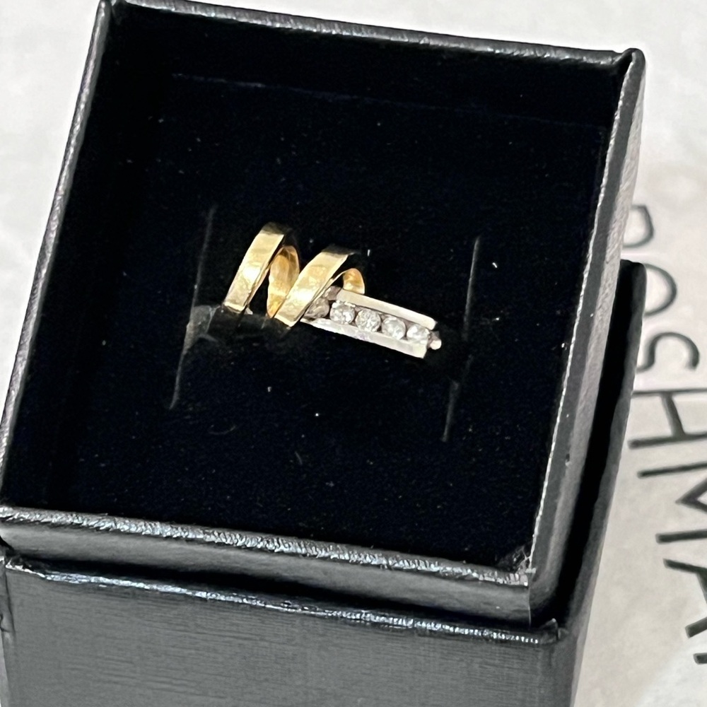 ROGERS & HOLLANDS AUTHENTIC 4 DIAMONDS; YELLOW & WHITE 14K GOLD RING